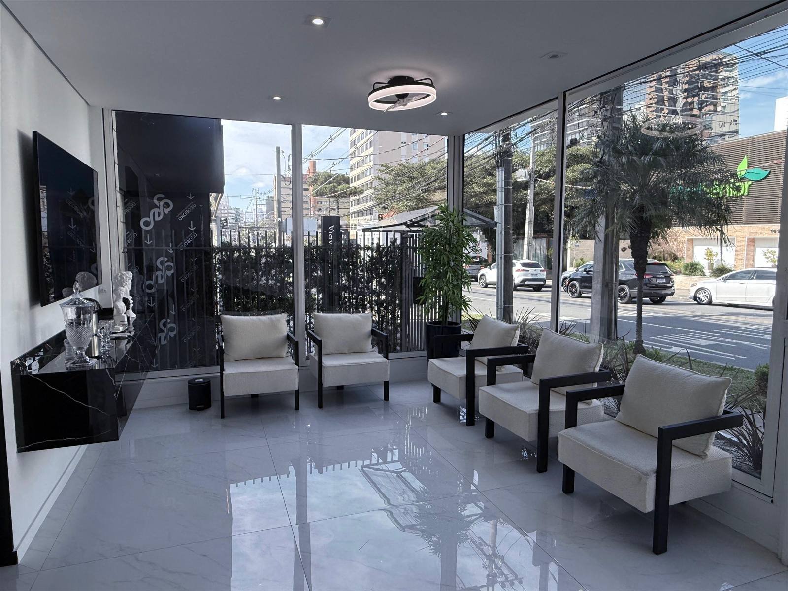 Sala de espera com vista para a rua